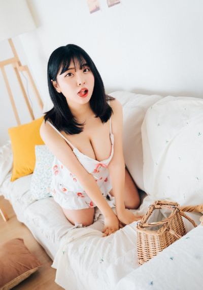 寂寞岳的手伸进我的内裤视频
